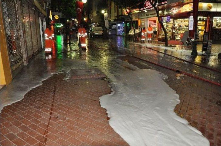 Nazilli'de Sokaklar Deterjanlı Su İle Yıkandı G4