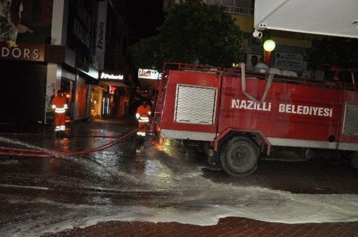 Nazilli'de Sokaklar Deterjanlı Su İle Yıkandı G5