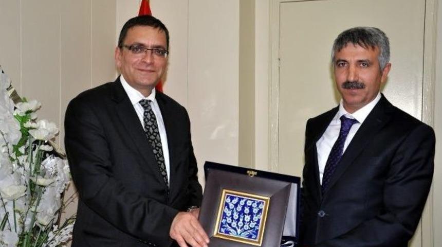 Halkbank Genel M&uuml;d&uuml;r&uuml; Taşkesenlioğlu, Bayburt Valisi &Uuml;nl&uuml;er'i Ziyaret Etti