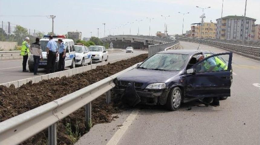 Tır'ın &Ccedil;arptığı Otomobil Bariyere &Ccedil;arptı: 2 Yaralı
