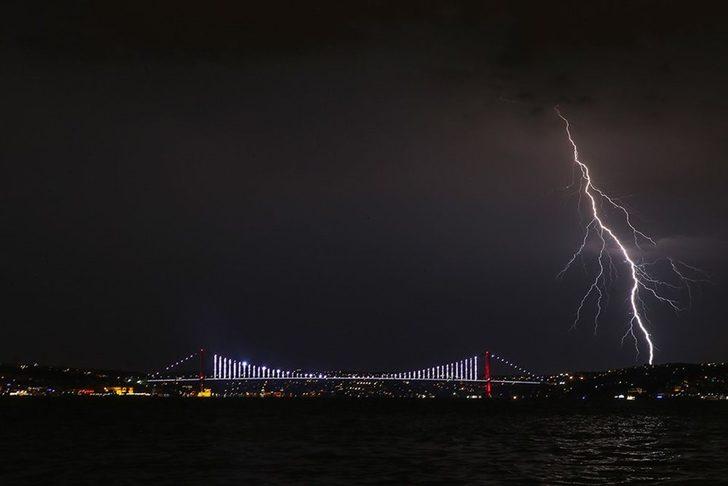 Dakikada 34 şimşek çaktı! Gökyüzü böyle aydınlandı G1