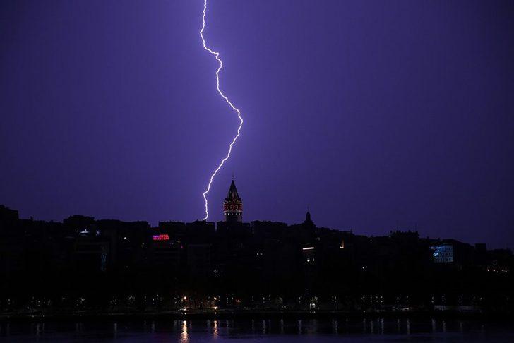 Dakikada 34 şimşek çaktı! Gökyüzü böyle aydınlandı G4