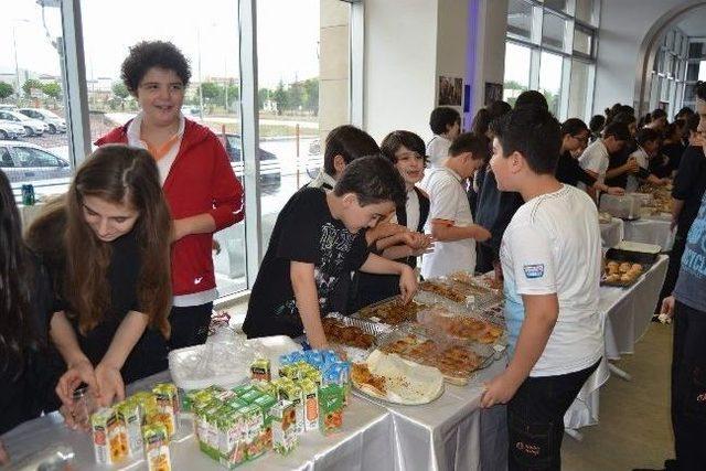 Tekden Koleji Öğrencilerinden Soma Yararına Kermes