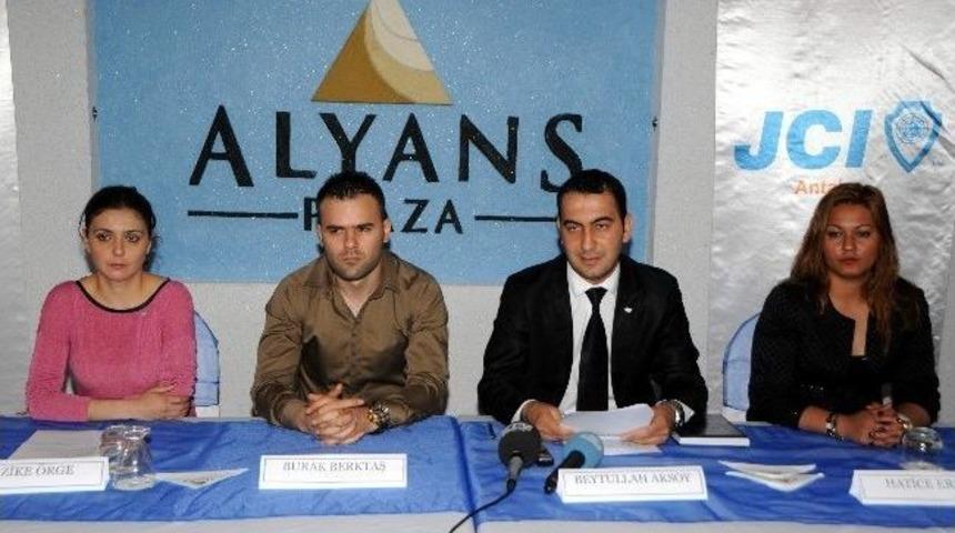 Gen&ccedil;ler İş Bulmada Yakınlarına G&uuml;veniyor