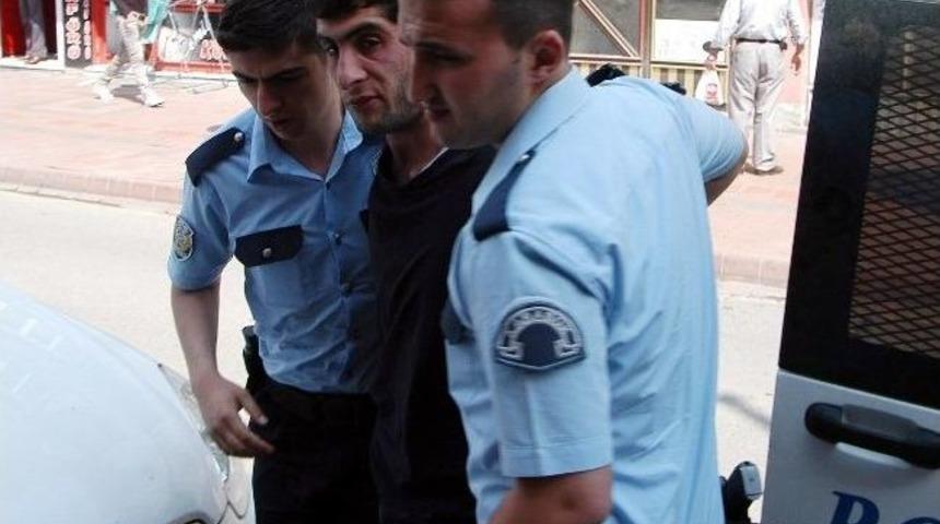 &Ccedil;evik Kuvvet Kıyafetiyle Polislere Saldırdı