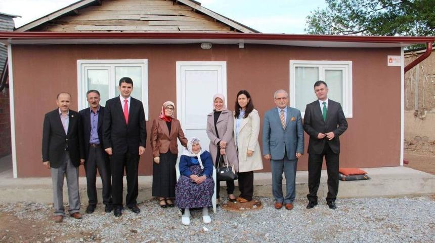 Evi Yanan Kadına Vali Barut'un Eşinden Ziyaret