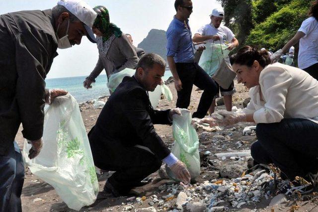 Ereğli'de Üniversite Öğrencileri Sahil Temizledi