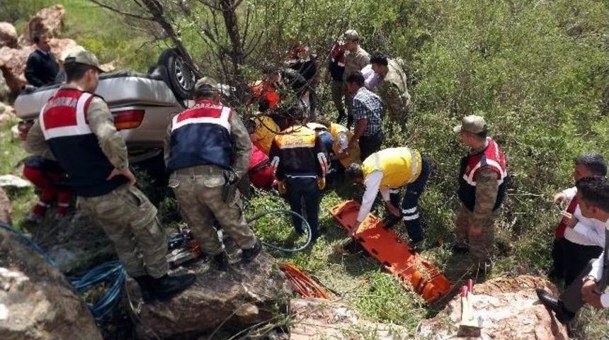 Kontrolden Çıkan Otomobil Kayalıklardan Uçtu: 1 Yaralı