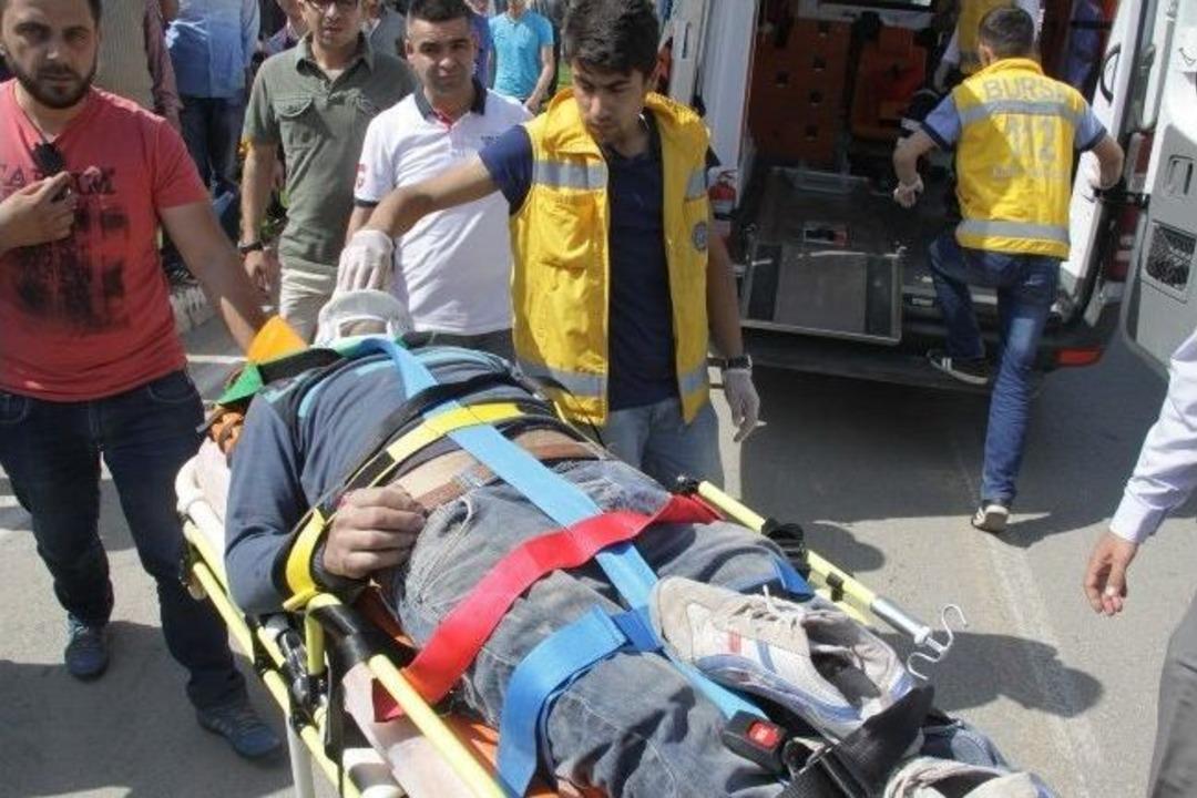 Minib&uuml;sle &Ccedil;arpışan Bisiklet S&uuml;r&uuml;c&uuml;s&uuml; Ağır Yaralandı