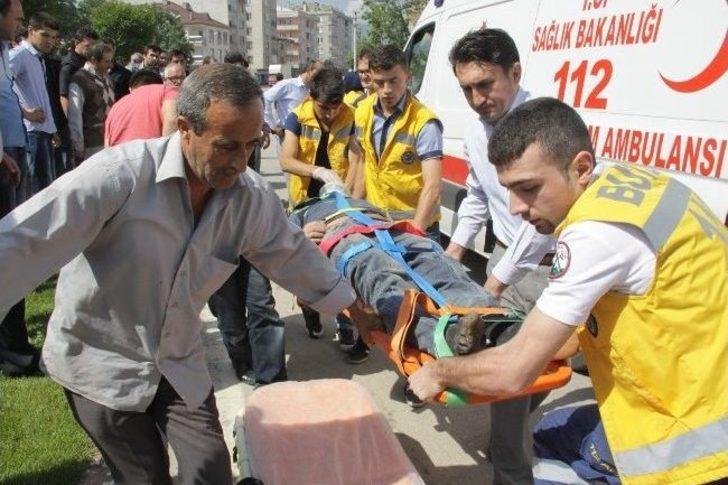 Minibüsle Çarpışan Bisiklet Sürücüsü Ağır Yaralandı G1