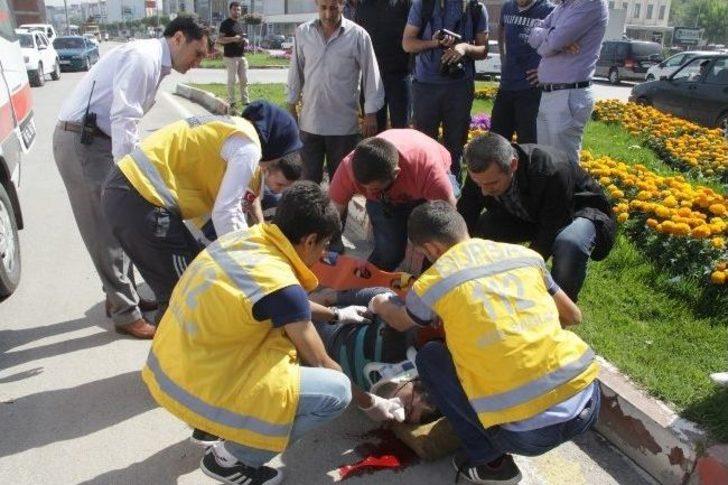 Minibüsle Çarpışan Bisiklet Sürücüsü Ağır Yaralandı G3