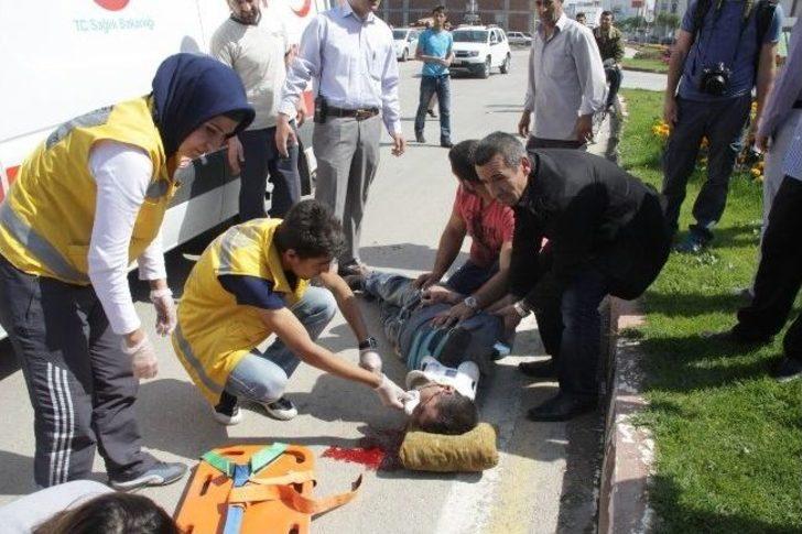 Minibüsle Çarpışan Bisiklet Sürücüsü Ağır Yaralandı G4