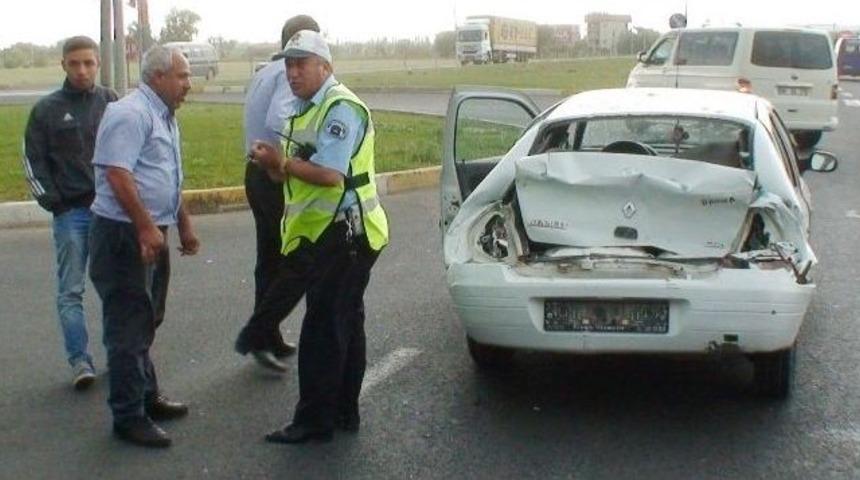 Kamyon Otomobile &Ccedil;arptı: 3 Yaralı