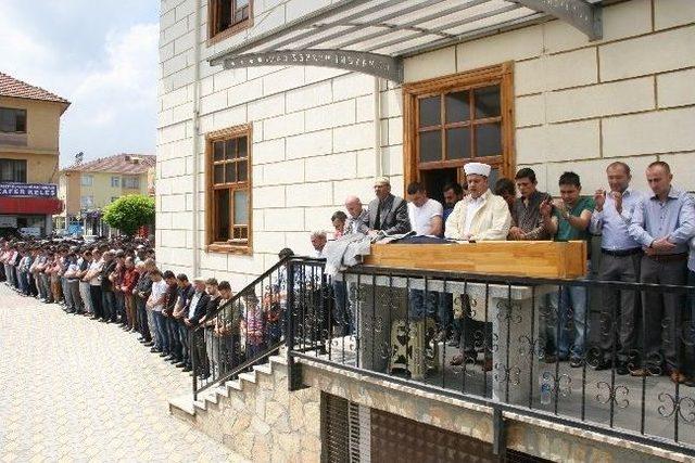 Damatlığı Tabutunun Üzerine Konuldu