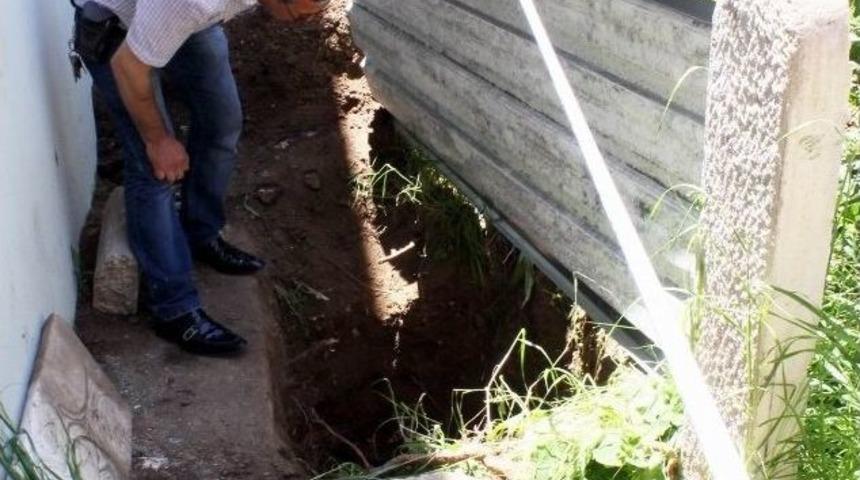 Cami Bah&ccedil;esindeki Mezarda Define Aradılar