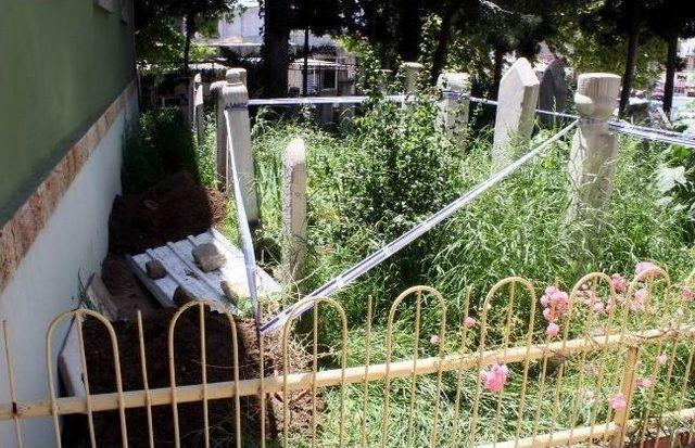 Cami Bahçesindeki Mezarda Define Aradılar 1