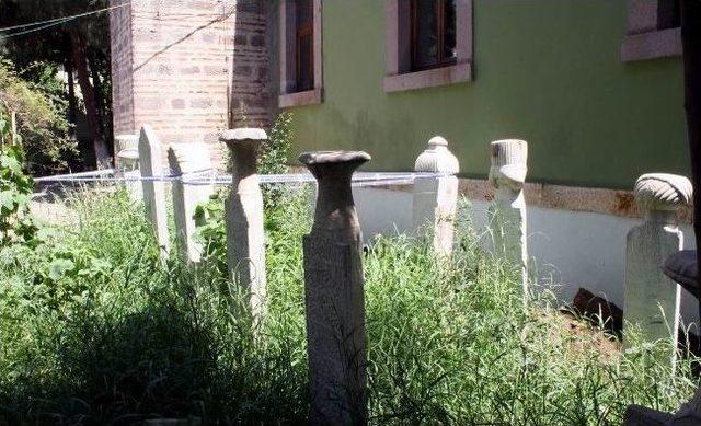 Cami Bahçesindeki Mezarda Define Aradılar 2