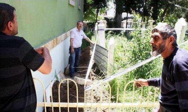 Cami Bahçesindeki Mezarda Define Aradılar 3