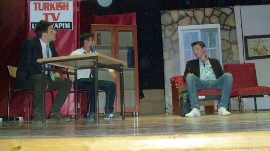 &Ouml;ğrenciler Usta Tiyatroculara Taş &Ccedil;ıkarttı