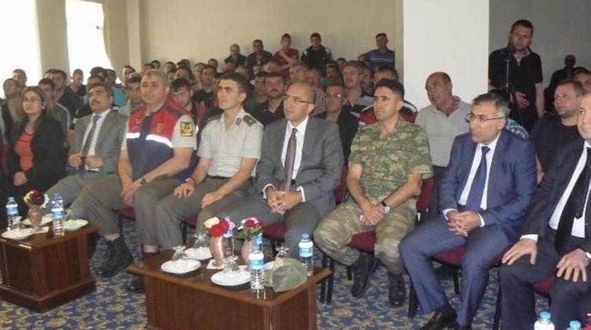 "masallar, İnsanlar Bir De T&uuml;rk&uuml;ler" Oyunu Boz&uuml;y&uuml;k'te Sahnelendi