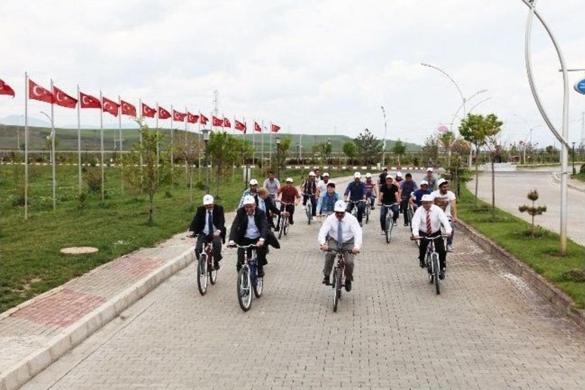 Rekt&ouml;r Aslan Ve &Ouml;ğrenciler Sağlıklı Yaşam İ&ccedil;in Pedal &Ccedil;evirdi