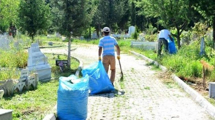 Kent Mezarlığında Kandil Hazırlığı