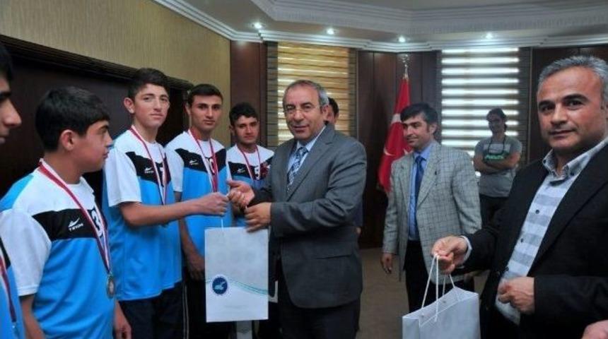 Rekt&ouml;r Battal, Şampiyon &Ouml;ğrencileri Kabul Etti