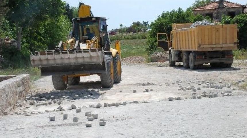 Didim&rsquo;de Tapınak &Ccedil;evresine İzinsiz D&ouml;şenen Taşlar S&ouml;k&uuml;l&uuml;yor