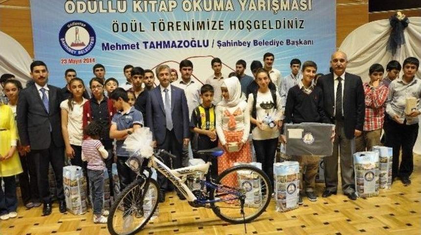 Şahinbey Kitap Okuma Yarışmasında Dereceye Girenleri &Ouml;d&uuml;llendirdi