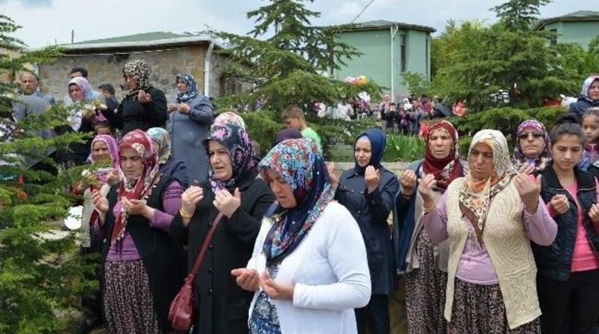 G&uuml;l Baba Dualarla Anıldı