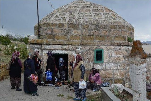 Gül Baba Dualarla Anıldı