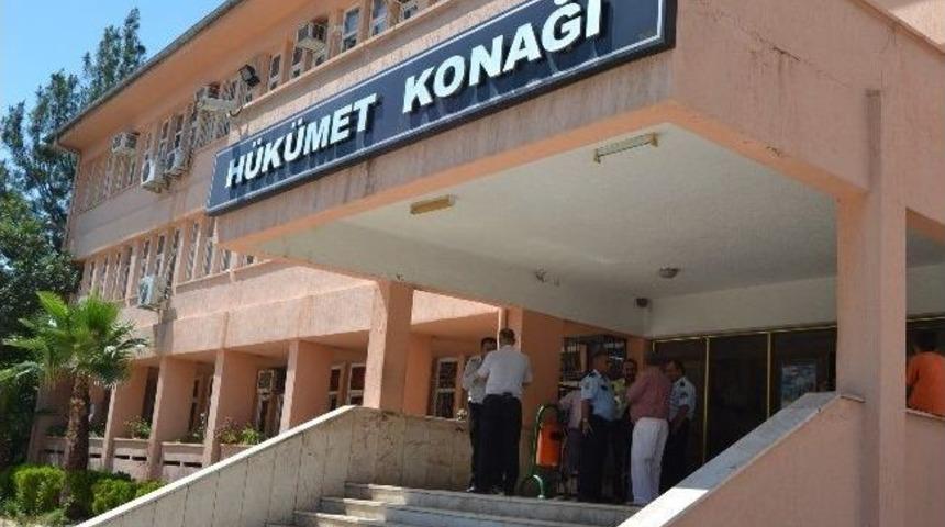 Memuru Sırtından Bıçakladı