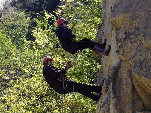 Gen&ccedil;lere Dağcılık Eğitimi 1