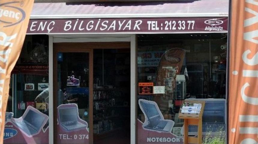 Sahte Polis Bilgisayar D&uuml;kkanında Su&ccedil;&uuml;st&uuml; Yakalandı