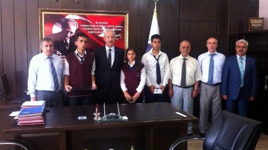 Defterdardan &Ouml;ğrencilere &Ouml;d&uuml;l