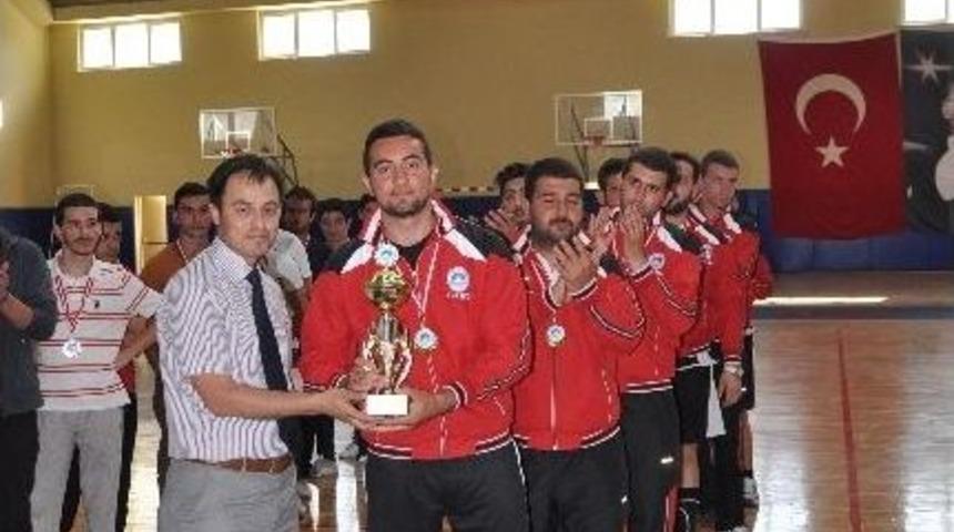 Kırkareli &Uuml;niversitesi Rekt&ouml;rl&uuml;k Kupası Sahiplerini Buldu