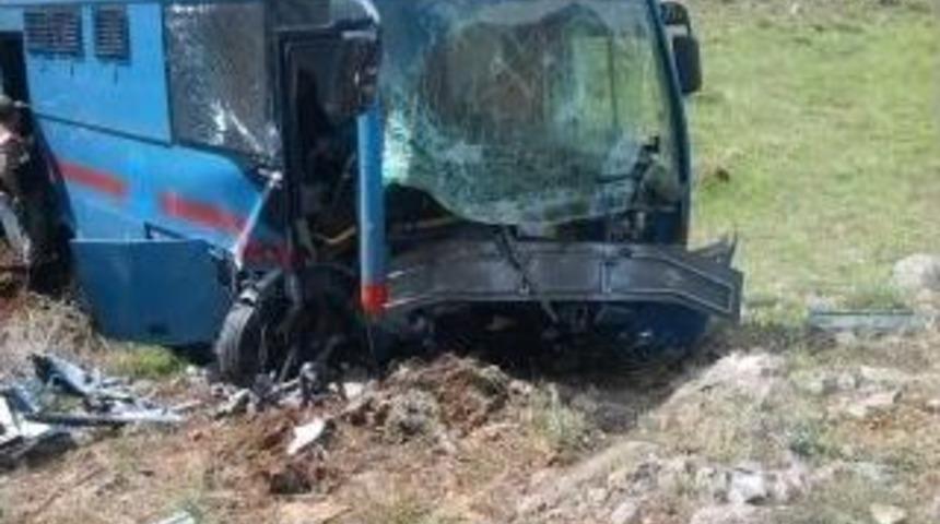 Cezaevi Nakil Aracı Devrildi: 1 &Ouml;l&uuml;, 9 Yaralı