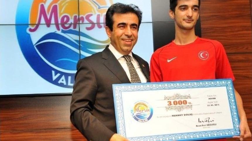 Vali G&uuml;zeloğlu&rsquo;ndan Başarılı Sporculara &Ouml;d&uuml;l