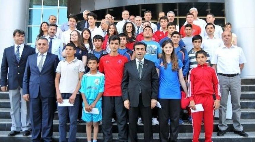Vali G&uuml;zeloğlu Dereceye Giren Sporcularla Buluştu