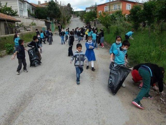 Yozgat’ta Minikler Okul Çevresini Ve Mahalleyi Temizledi