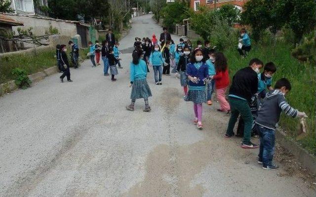 Yozgat’ta Minikler Okul Çevresini Ve Mahalleyi Temizledi