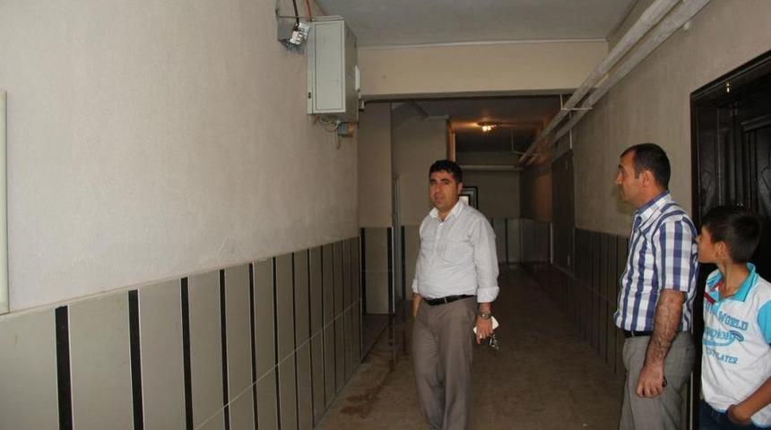 Kurtalan&rsquo;da Bir Apartmanın &Ccedil;atısına Yıldırım Isabet Etti