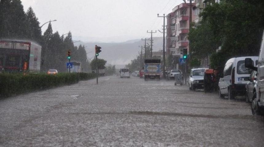Yatağan&rsquo;da Sağanak Yağış Etkili Oldu
