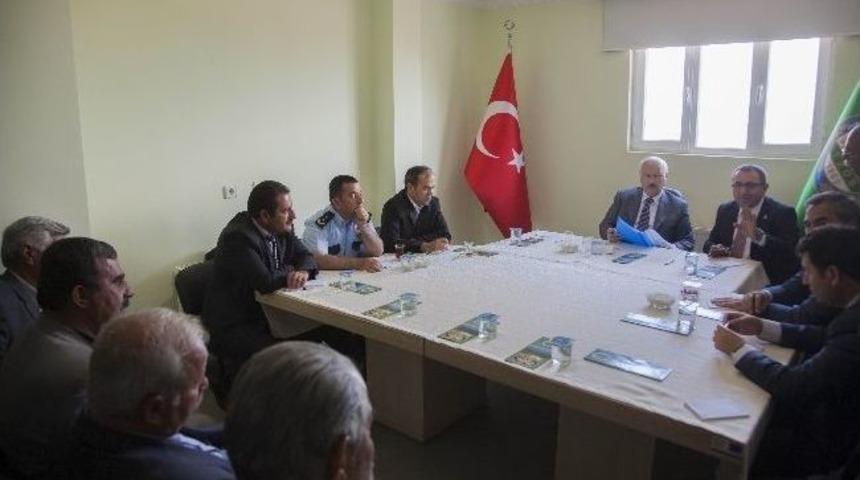 Vali &Ouml;zt&uuml;rk, Ahlat'ta Muhtar Ve &Ccedil;ift&ccedil;ilerle Buluştu