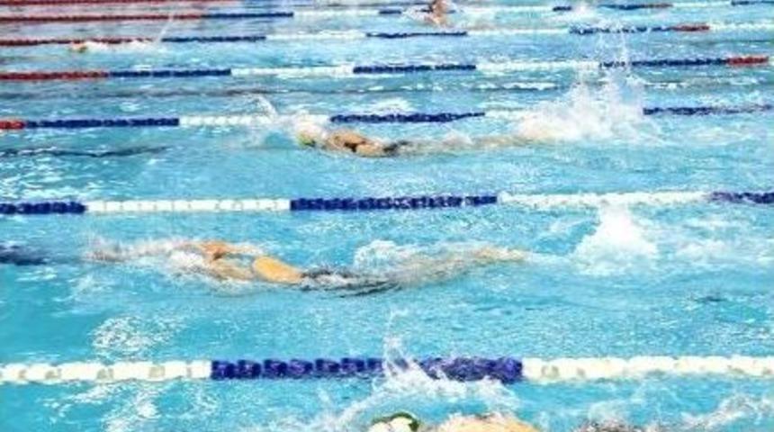 K&uuml;&ccedil;&uuml;k Kula&ccedil;lar Yarışıyor