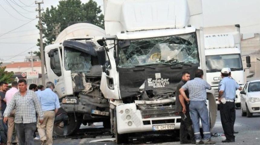 (özel Haber) Yalova'da 3 Tır Birbirine Girdi: 3 Yaralı