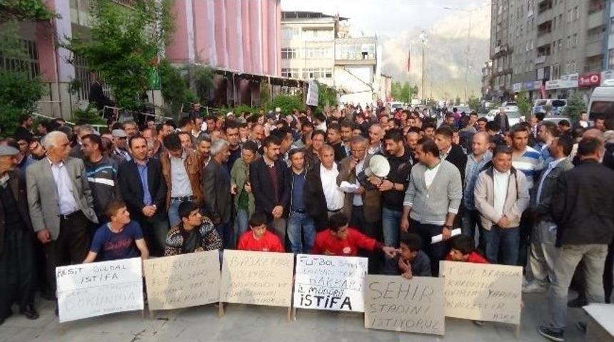 Hakkarili Sporcular Yıkılan Şehir Stadı İ&ccedil;in Ayaklandı