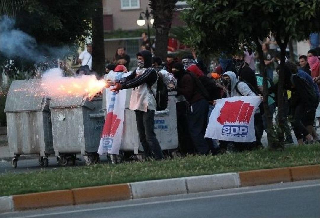 Mersin'de G&ouml;stericilere Polisten M&uuml;dahale