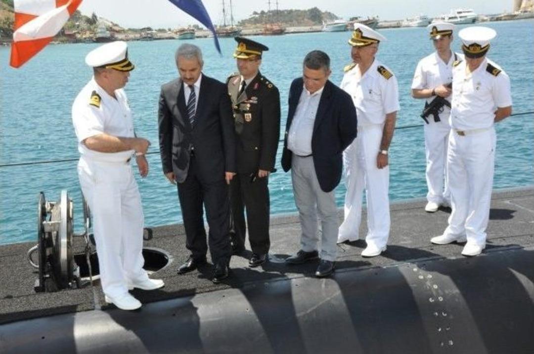 Askeri Gemiler Kuşadası Limanı&rsquo;nda