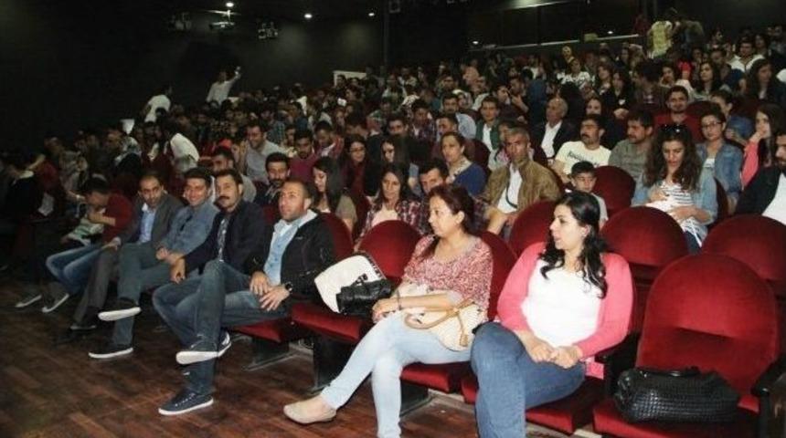 Van&rsquo;da K&uuml;rt&ccedil;e Tiyatro G&ouml;sterimi